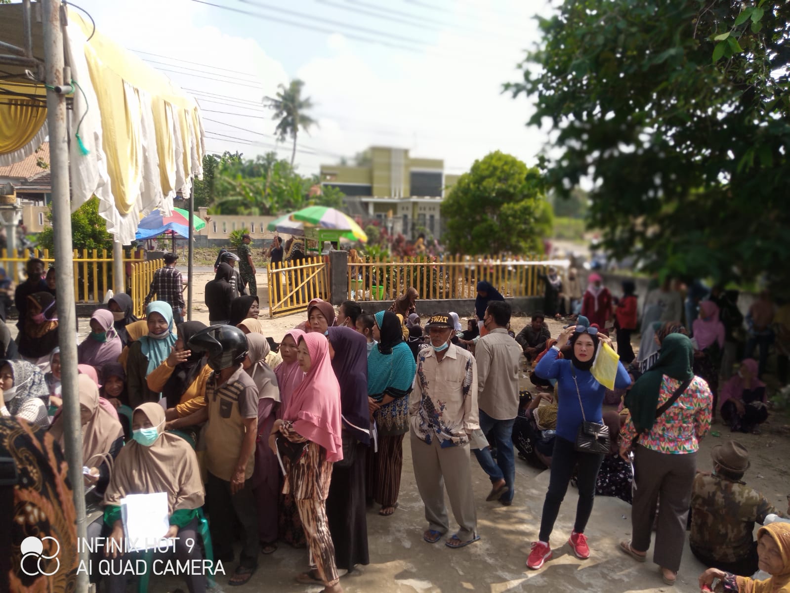 Plt Kasi Kesra Dampingi Pembagian BLT di Kantor POS Seputih Surabaya